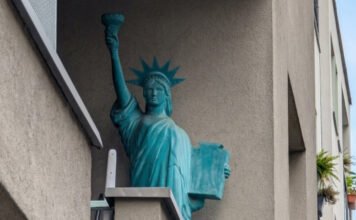 Megunta a panellétet, Újpestre költözött a főváros erkélyen álló Szabadság-szobra