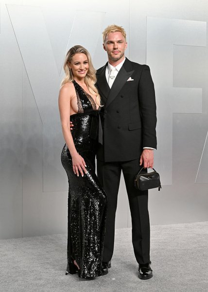 Mellei miatt támadják a hollywoodi sztár gyönyörű feleségét: az Oscar-ruhája verte ki a biztosítékot