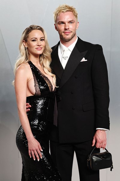 Mellei miatt támadják a hollywoodi sztár gyönyörű feleségét: az Oscar-ruhája verte ki a biztosítékot