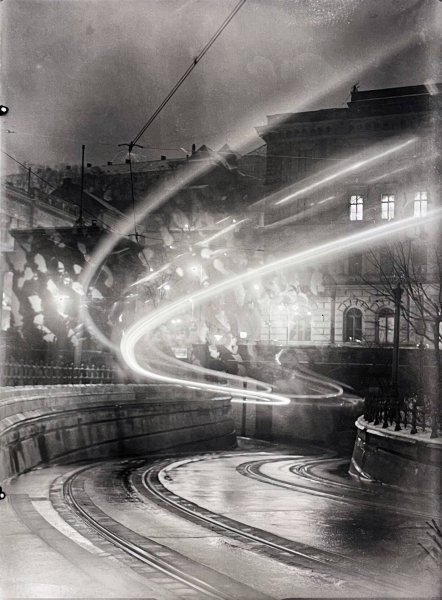 Mi l&uuml;ktet a f&eacute;ny &eacute;s az &aacute;rny&eacute;k j&aacute;t&eacute;ka m&ouml;g&ouml;tt? &ndash; Kinszki Imre fotogr&aacute;fus eml&eacute;kezete