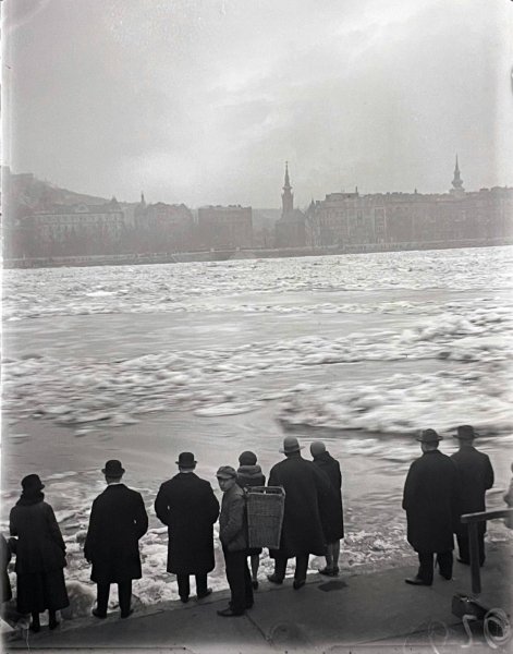 Mi l&uuml;ktet a f&eacute;ny &eacute;s az &aacute;rny&eacute;k j&aacute;t&eacute;ka m&ouml;g&ouml;tt? &ndash; Kinszki Imre fotogr&aacute;fus eml&eacute;kezete