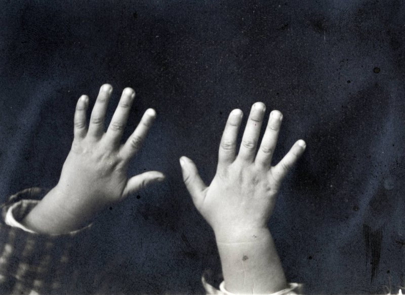 Mi l&uuml;ktet a f&eacute;ny &eacute;s az &aacute;rny&eacute;k j&aacute;t&eacute;ka m&ouml;g&ouml;tt? &ndash; Kinszki Imre fotogr&aacute;fus eml&eacute;kezete