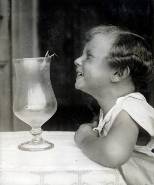 Mi l&uuml;ktet a f&eacute;ny &eacute;s az &aacute;rny&eacute;k j&aacute;t&eacute;ka m&ouml;g&ouml;tt? &ndash; Kinszki Imre fotogr&aacute;fus eml&eacute;kezete