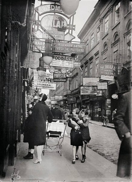 Mi l&uuml;ktet a f&eacute;ny &eacute;s az &aacute;rny&eacute;k j&aacute;t&eacute;ka m&ouml;g&ouml;tt? &ndash; Kinszki Imre fotogr&aacute;fus eml&eacute;kezete