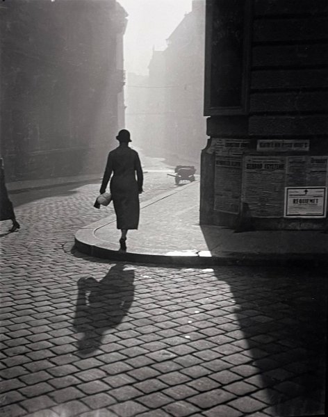 Mi l&uuml;ktet a f&eacute;ny &eacute;s az &aacute;rny&eacute;k j&aacute;t&eacute;ka m&ouml;g&ouml;tt? &ndash; Kinszki Imre fotogr&aacute;fus eml&eacute;kezete