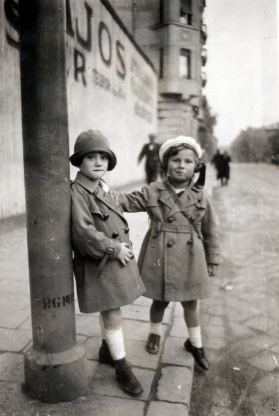 Mi l&uuml;ktet a f&eacute;ny &eacute;s az &aacute;rny&eacute;k j&aacute;t&eacute;ka m&ouml;g&ouml;tt? &ndash; Kinszki Imre fotogr&aacute;fus eml&eacute;kezete