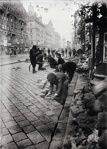 Mi l&uuml;ktet a f&eacute;ny &eacute;s az &aacute;rny&eacute;k j&aacute;t&eacute;ka m&ouml;g&ouml;tt? &ndash; Kinszki Imre fotogr&aacute;fus eml&eacute;kezete