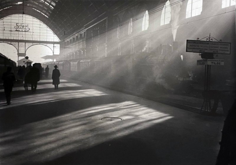 Mi l&uuml;ktet a f&eacute;ny &eacute;s az &aacute;rny&eacute;k j&aacute;t&eacute;ka m&ouml;g&ouml;tt? &ndash; Kinszki Imre fotogr&aacute;fus eml&eacute;kezete