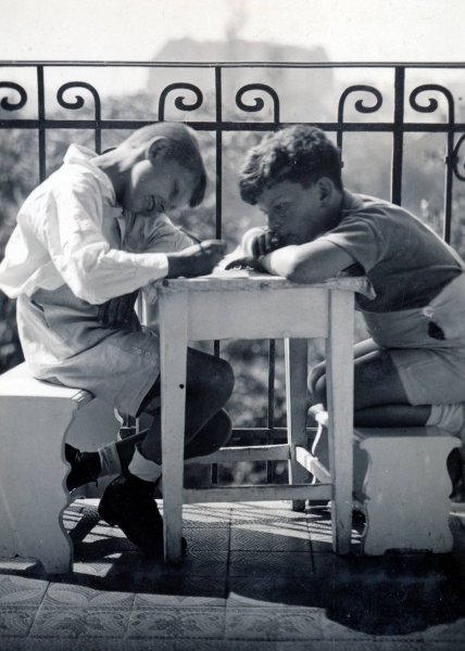 Mi l&uuml;ktet a f&eacute;ny &eacute;s az &aacute;rny&eacute;k j&aacute;t&eacute;ka m&ouml;g&ouml;tt? &ndash; Kinszki Imre fotogr&aacute;fus eml&eacute;kezete