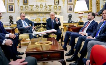 Miért hordanak méretekkel nagyobb cipőt Trump emberei?