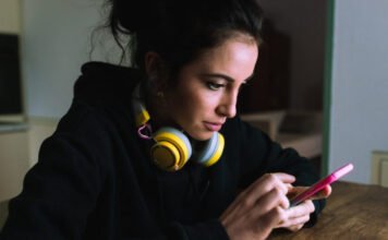 Miért nézik milliók a neten, ahogy mások zabálnak vagy pattanást nyomkodnak?