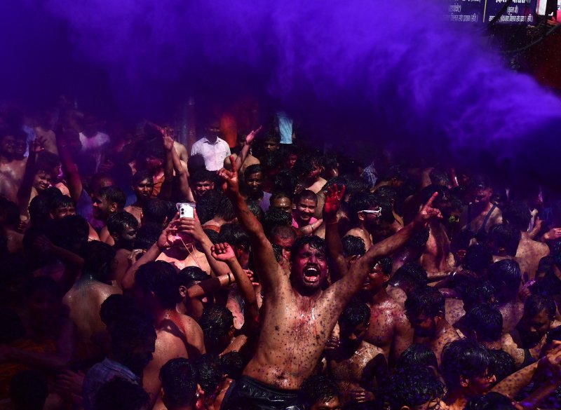 Milli&oacute;k &uuml;nnepeltek Indi&aacute;ban a vil&aacute;g legsz&iacute;nesebb fesztiv&aacute;lj&aacute;n &ndash; gal&eacute;ria