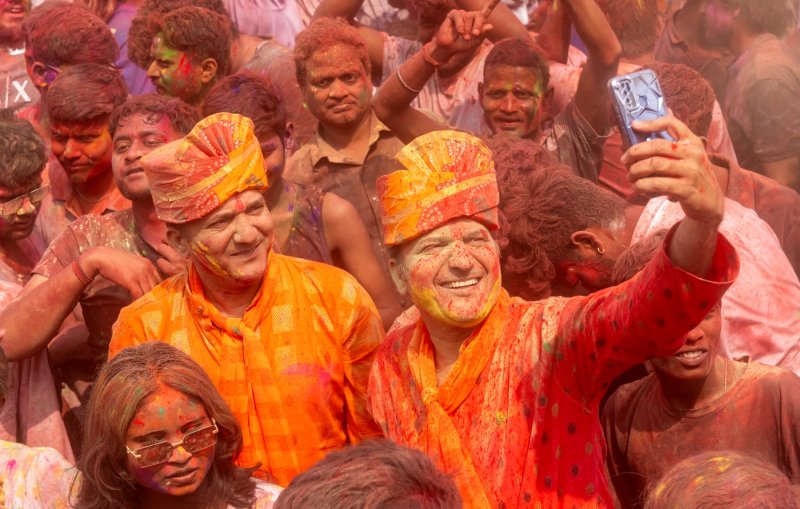 Milli&oacute;k &uuml;nnepeltek Indi&aacute;ban a vil&aacute;g legsz&iacute;nesebb fesztiv&aacute;lj&aacute;n &ndash; gal&eacute;ria
