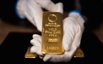 Mutatjuk, hogyan kell szabályosan szállítani nagy mennyiségű aranyat és készpénzt