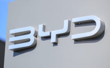 Nagyon súlyos munkaügyi visszaéléseket tártak fel a szegedi BYD-építkezésen