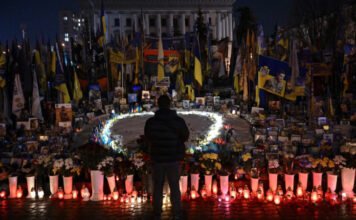 Napkelte, légballon a felhőkarcolók között és háborús mementó a hét képein