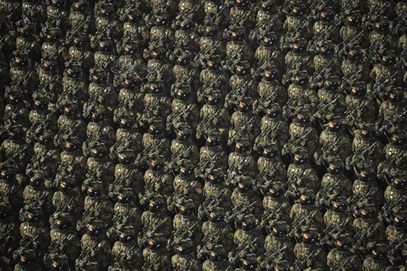 Napkelte, l&eacute;gballon a felhőkarcol&oacute;k k&ouml;z&ouml;tt &eacute;s h&aacute;bor&uacute;s mement&oacute; a h&eacute;t k&eacute;pein