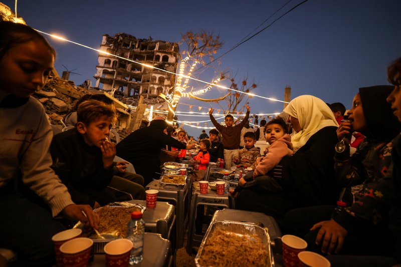 Napkelte, l&eacute;gballon a felhőkarcol&oacute;k k&ouml;z&ouml;tt &eacute;s h&aacute;bor&uacute;s mement&oacute; a h&eacute;t k&eacute;pein