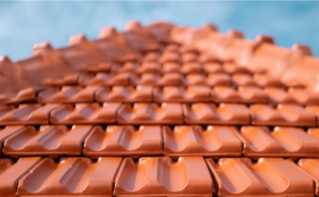 Nem csak drága cserével, de egy jóval olcsóbb felújítással is meghosszabbíthatjuk a tetőnk élettartamát