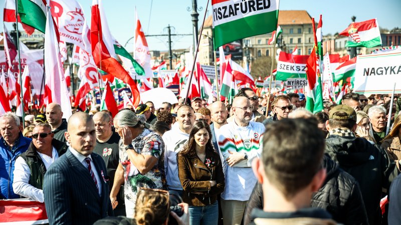 Politico: Gener&aacute;ci&oacute;s t&ouml;r&eacute;svonal d&ouml;nthet a magyar v&aacute;laszt&aacute;sokon