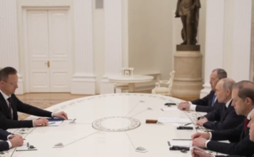 Szijjártó Putyinnak panaszkodott, hogy Ukrajnában magyarokat is besoroztak, Putyin erre elengedett két hadifoglyot