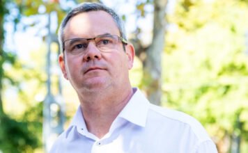 Takács Péter a kommunista hatalomátvétel szimbólumának dalát használta egy videója alatt