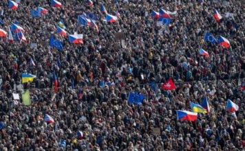 Többszázezren tüntettek az Orbán-barát Babis ellen Prágában