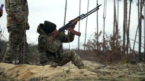 T&uacute;lhajszolts&aacute;g, feketefoglalkoztat&aacute;s, fenyegetőző munk&aacute;ltat&oacute;k &ndash; kizs&aacute;km&aacute;nyolt &eacute;telfut&aacute;rok Berlinben