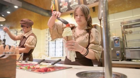 T&uacute;lhajszolts&aacute;g, feketefoglalkoztat&aacute;s, fenyegetőző munk&aacute;ltat&oacute;k &ndash; kizs&aacute;km&aacute;nyolt &eacute;telfut&aacute;rok Berlinben