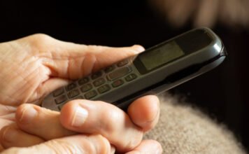 Újabb MBH-ügy: az idős ügyfélnek okostelefonja sincs, a bank szerint súlyos gondatlansága miatt kopasztották meg