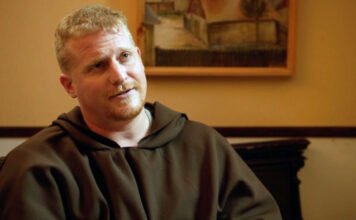 „Ülünk a kanapén és rettegünk” – Továbbra is bűnügyi felügyelet alatt a Keresztanyu színésze