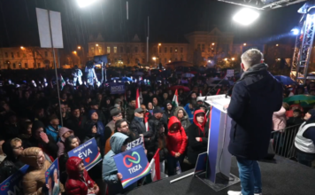 Zuhogó esőben tartott nagygyűlést Magyar Péter Hajdúböszörményben