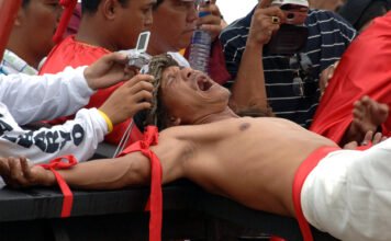 37. alkalommal feszítették keresztre – korbácsolást idén már nem kért