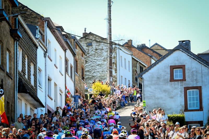 A meghalt csapatt&aacute;rs&aacute;r&oacute;l megeml&eacute;kező Pogacar nyerte a legr&eacute;gebbi egynapost