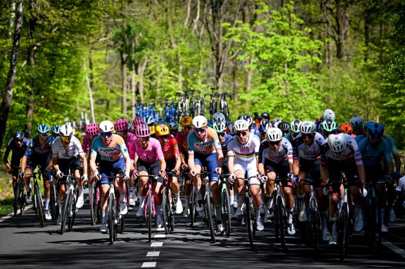 A meghalt csapatt&aacute;rs&aacute;r&oacute;l megeml&eacute;kező Pogacar nyerte a legr&eacute;gebbi egynapost