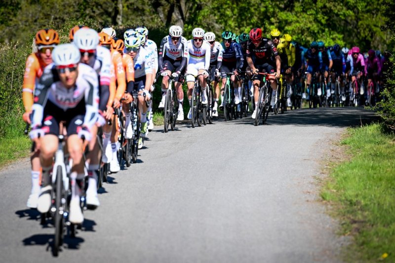 A meghalt csapatt&aacute;rs&aacute;r&oacute;l megeml&eacute;kező Pogacar nyerte a legr&eacute;gebbi egynapost