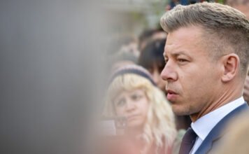 A Romániába érkezett magyar támogatások kivizsgálását kérik Magyar Pétertől, amelyek az Orbánt támogató propagandát táplálhatták