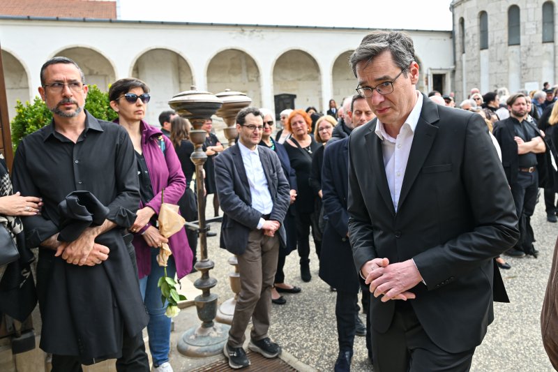 "Ádám elvesztése közügy lett, országos gyász" – így búcsúztatták Nádasdy Ádámot