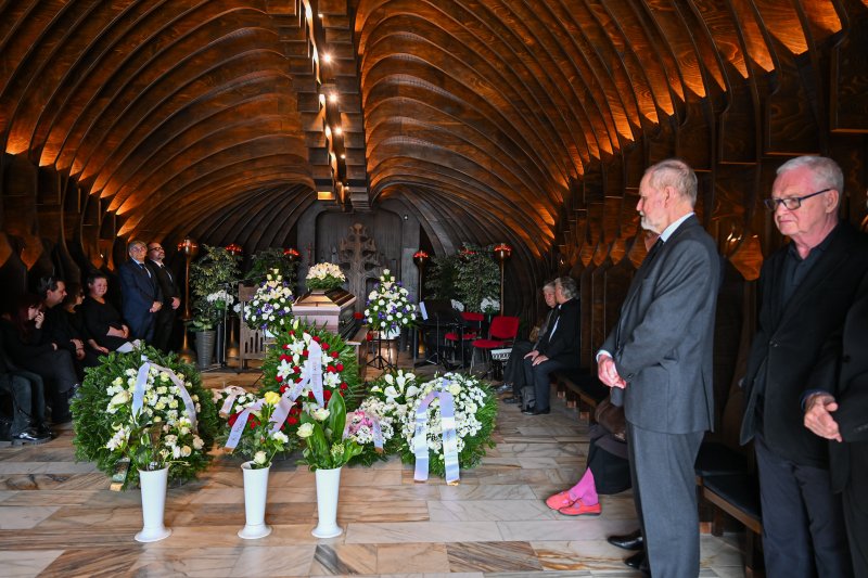 "Ádám elvesztése közügy lett, országos gyász" – így búcsúztatták Nádasdy Ádámot