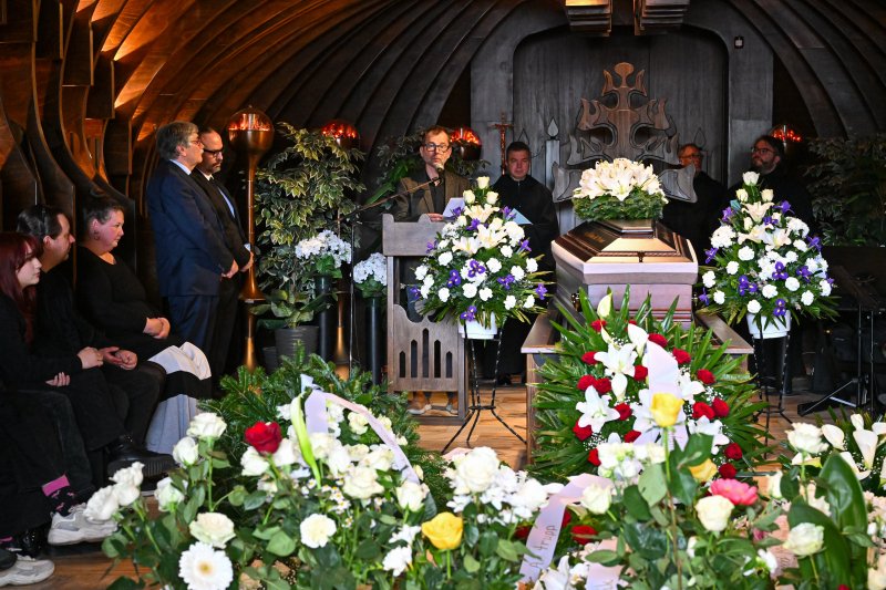 "Ádám elvesztése közügy lett, országos gyász" – így búcsúztatták Nádasdy Ádámot