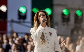 Az amerikai és magyar himnuszt is elénekelte Radics Gigi JD Vance és Orbán előtt – felrótták a netezők, hogy sokat hajlítgatott