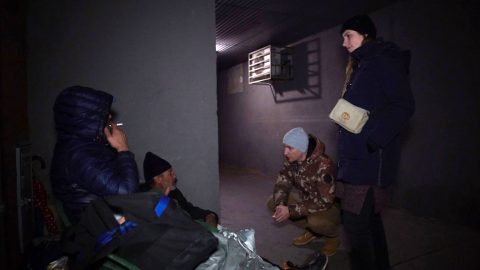 "Az egy dolog, hogy felvisszük neki a tejet és kenyeret, de mi adjuk a biztonságot" – a házi idősgondozás szépségei és nehézségei