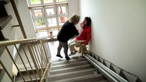 "Az egy dolog, hogy felvisszük neki a tejet és kenyeret, de mi adjuk a biztonságot" – a házi idősgondozás szépségei és nehézségei