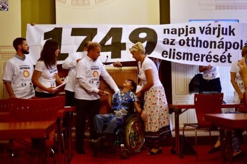 "Az egy dolog, hogy felvisszük neki a tejet és kenyeret, de mi adjuk a biztonságot" – a házi idősgondozás szépségei és nehézségei