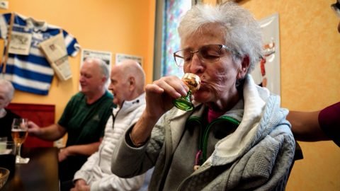 "Az egy dolog, hogy felvisszük neki a tejet és kenyeret, de mi adjuk a biztonságot" – a házi idősgondozás szépségei és nehézségei