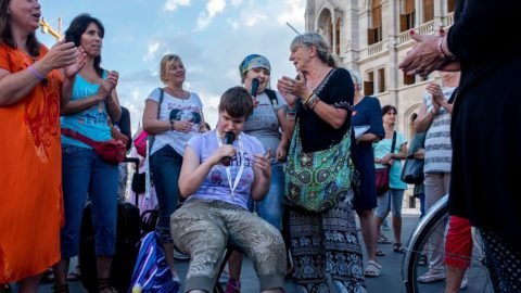 "Az egy dolog, hogy felvisszük neki a tejet és kenyeret, de mi adjuk a biztonságot" – a házi idősgondozás szépségei és nehézségei
