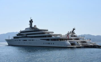 Egy orosz oligarcha jachtja a blokád ellenére áthajózott a Hormuzi-szoroson