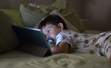 Elképesztő károkat okozunk, ha a hisztiző gyerek kezébe rögtön telefont nyomunk némi csöndért cserébe