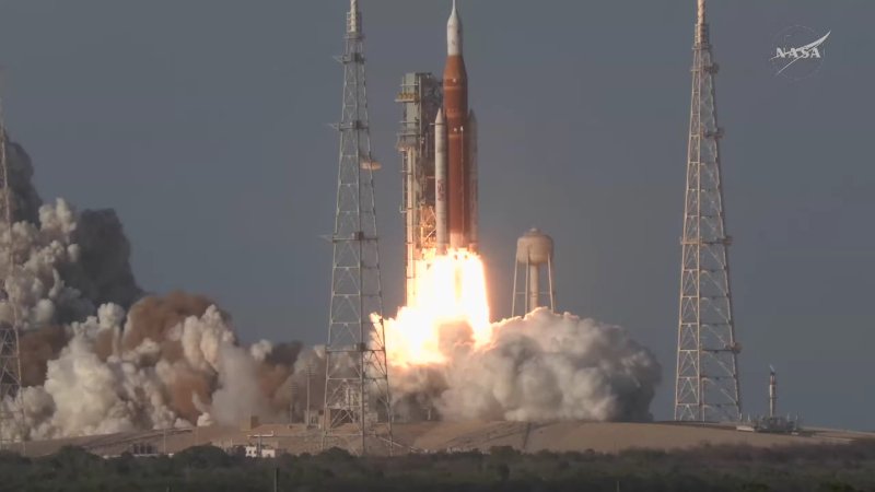 Elstartolt az Artemis&ndash;2: n&eacute;gy ember indult &uacute;tnak a Holdhoz