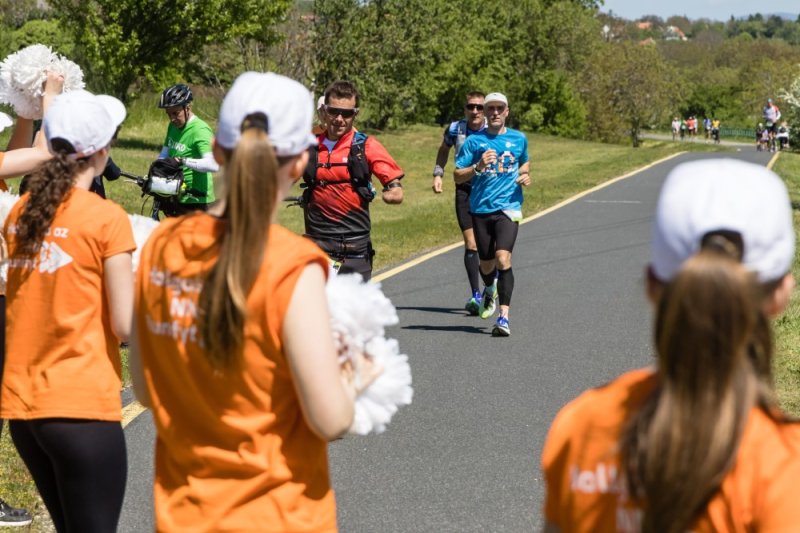 Emberfeletti: &ouml;ten k&eacute;tszer is k&ouml;rbefutott&aacute;k a Balatont